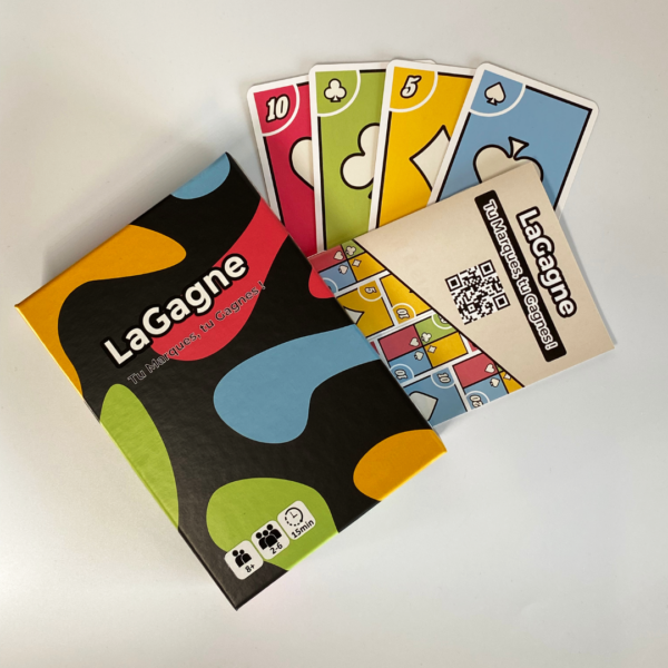 Photo de la boîte du jeu "LaGagne", des cartes colorées, et de la règle du jeu, montrant le design abstrait de la boîte, les cartes variées et les instructions de jeu.