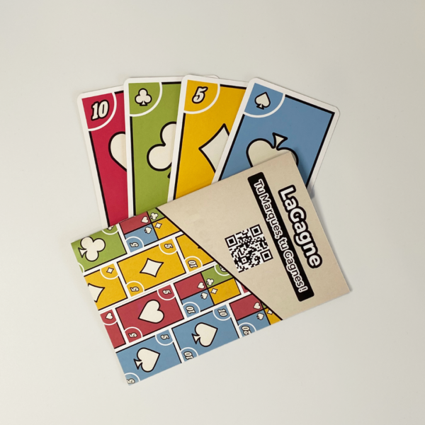 Photo des cartes du jeu "LaGagne" et de la règle du jeu, montrant des cartes colorées avec des chiffres et des symboles, ainsi que les instructions de jeu à côté.
