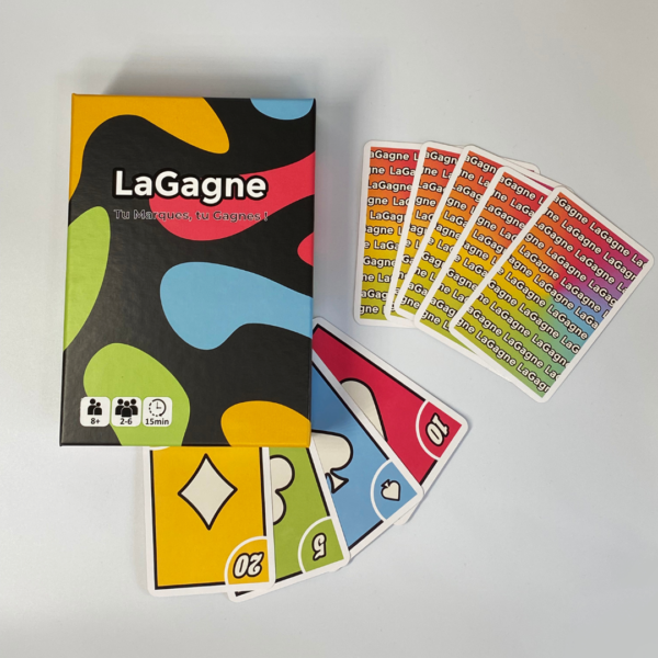 Photo de la boîte du jeu "LaGagne" et des cartes vues de dos et de face, montrant le design vibrant de la boîte et les cartes avec des symboles et des chiffres.