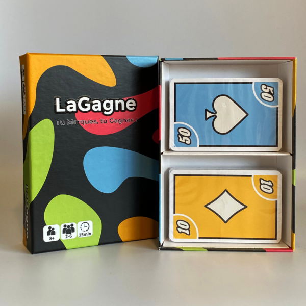 Photo de la boîte du jeu "LaGagne" avec les cartes encore dans leur emballage cellophane, montrant le design de la boîte et les cartes protégées.