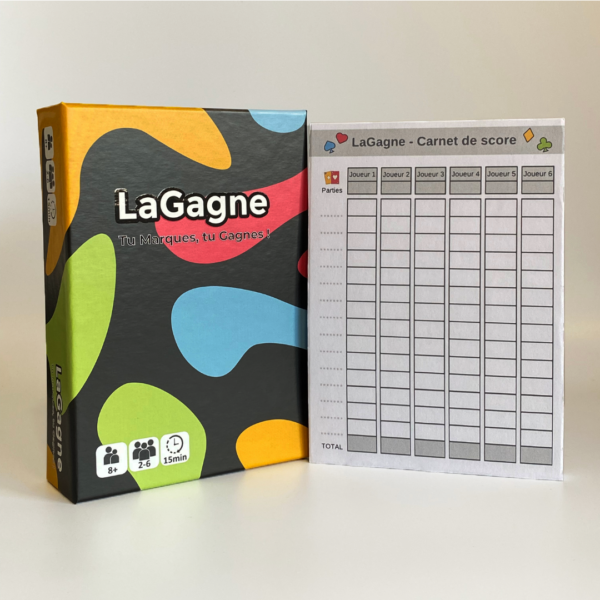 Photo du pack tournoi "LaGagne" avec un jeu de cartes et un bloc-note, montrant les éléments prêts pour une partie de tournoi.
