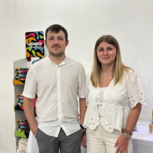 Portrait de Julien et Loréna, les créateurs du jeu LaGagne, illustrant leur complicité et leur passion pour les jeux de société.